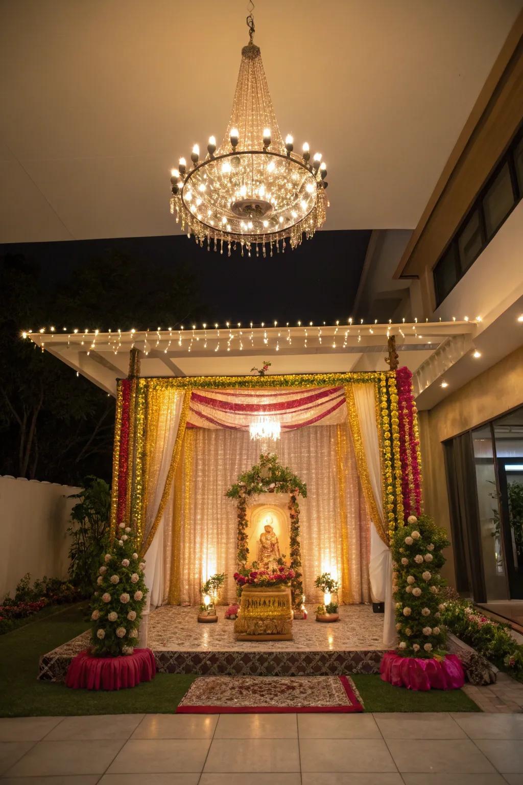 An elegant chandelier adds a touch of opulence to this Ganpati mandap.