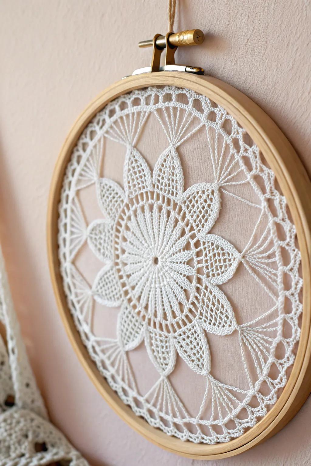 Transform your walls with simple yet stunning doily art in embroidery hoops. #MinimalistBeauty